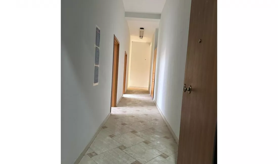 PER SHITJE, NJESI 240 M2 PRANE MINISTRISE SE JASHTME !