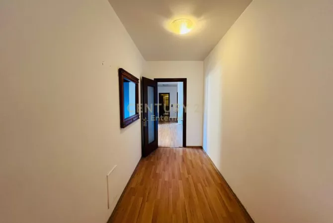 Zyre 3+1+2 Me Qira te Prane Ambasades Amerikane