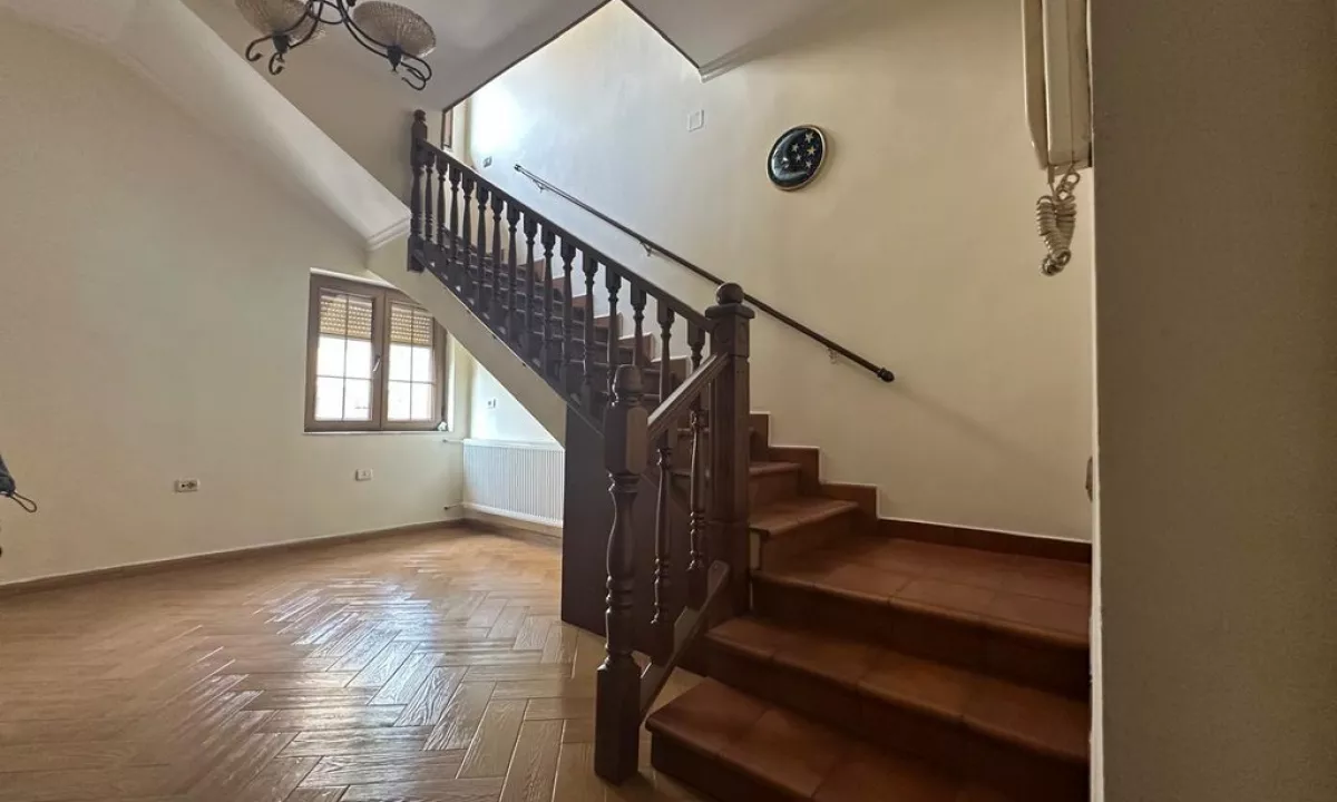 Shtepi me qera Duplex(shtepi me 2 kate) ne Tirane, 3+1, Mobilimi E mobiluar, Pagesa 1,000  Euro.