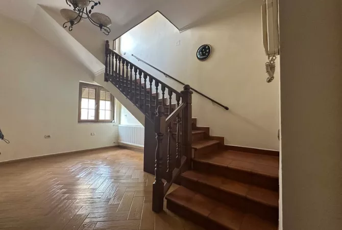 JEPET ME QIRA DUPLEX 3+1+2+ VERANDE NE BLLOK !