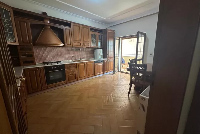 Shtepi me qera Duplex(shtepi me 2 kate) ne Tirane, 3+1, Mobilimi E mobiluar, Pagesa 1,000  Euro.