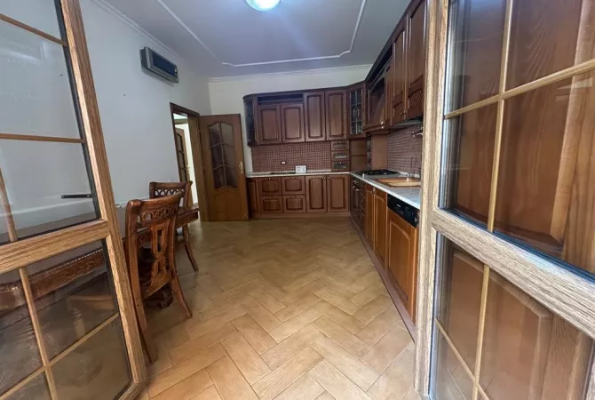 Shtepi me qera Duplex(shtepi me 2 kate) ne Tirane, 3+1, Mobilimi E mobiluar, Pagesa 1,000  Euro.