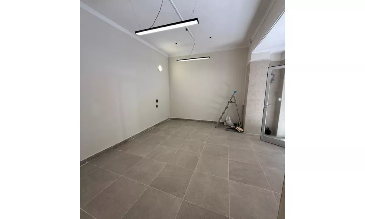 JEPET ME QERA AMBIENT KOMERCIAL TE ISH STACIONI I FUNDIT I TIRANES SE RE!