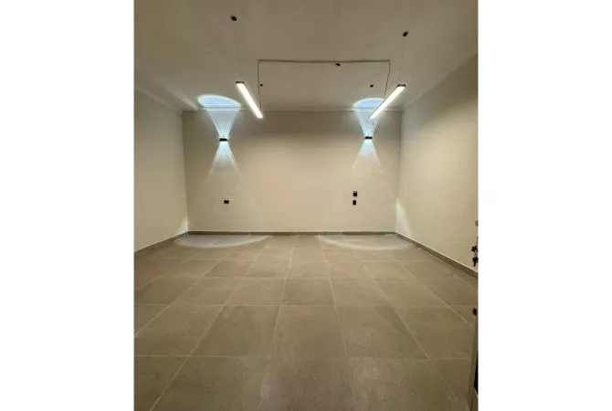 JEPET ME QERA AMBIENT KOMERCIAL TE ISH STACIONI I FUNDIT I TIRANES SE RE!