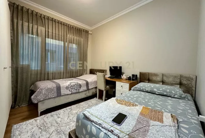 Shtepi ne shitje Apartament ne Tirane, 3+1, Mobilimi E mobiluar, Pagesa 265,000  Euro.