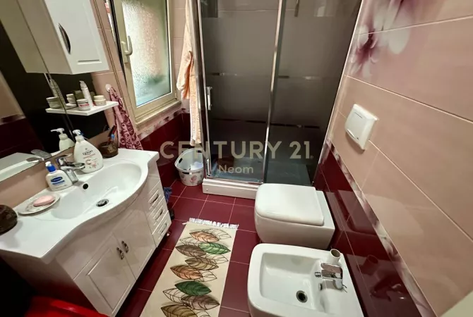 Shtepi ne shitje Apartament ne Tirane, 3+1, Mobilimi E mobiluar, Pagesa 265,000  Euro.