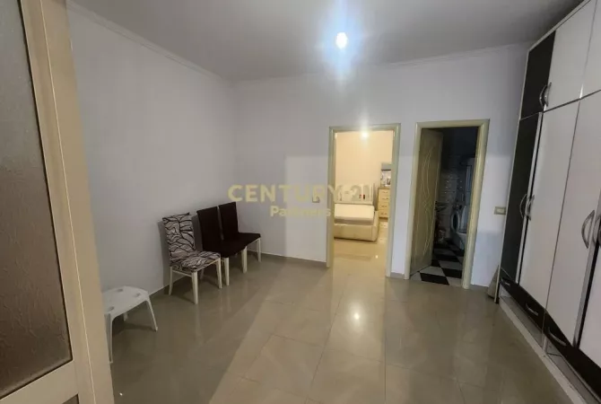 Shtepi ne shitje Apartament ne Tirane, 2+1, Mobilimi Pjeserisht e mobiluar, Pagesa 140,000  Euro.