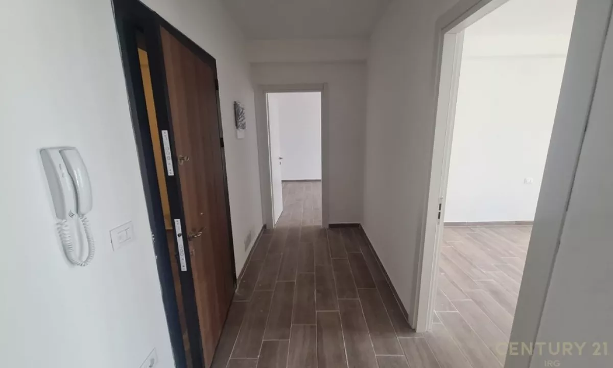 Shtepi ne shitje Apartament ne Tirane, 3+1, Mobilimi Bosh, pa mobiluar, Pagesa 130,000  Euro.
