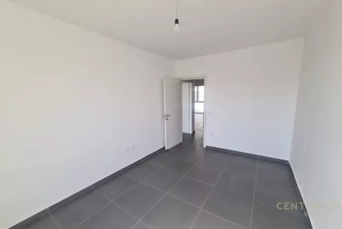 Shtepi ne shitje Apartament ne Tirane, 3+1, Mobilimi Bosh, pa mobiluar, Pagesa 130,000  Euro.