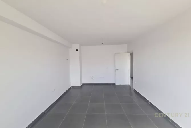 Shtepi ne shitje Apartament ne Tirane, 3+1, Mobilimi Bosh, pa mobiluar, Pagesa 130,000  Euro.