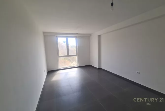Shtepi ne shitje Apartament ne Tirane, 3+1, Mobilimi Bosh, pa mobiluar, Pagesa 130,000  Euro.