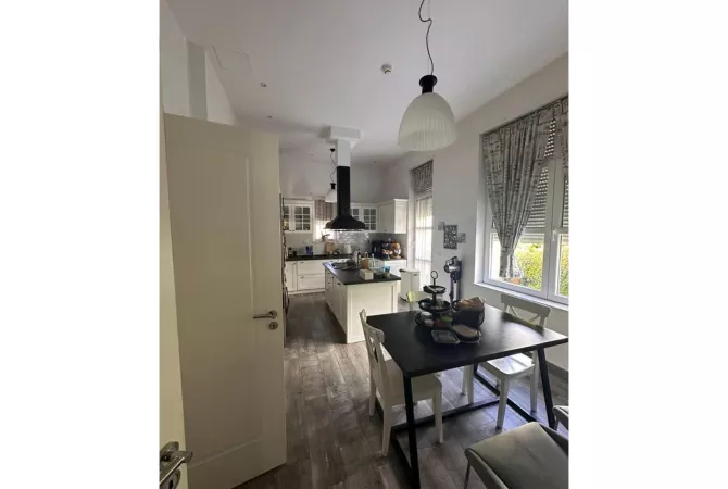 Shtepi ne shitje Vila Luksoze ne Tirane, 4+1, Mobilimi E mobiluar, Pagesa 1,500,000  Euro.