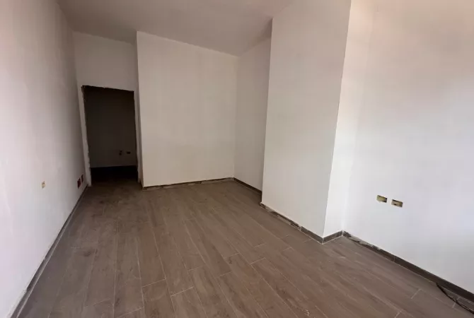 Shtepi ne shitje Apartament ne Tirane, 2+1, Mobilimi Bosh, pa mobiluar, Pagesa 270,300  Euro.