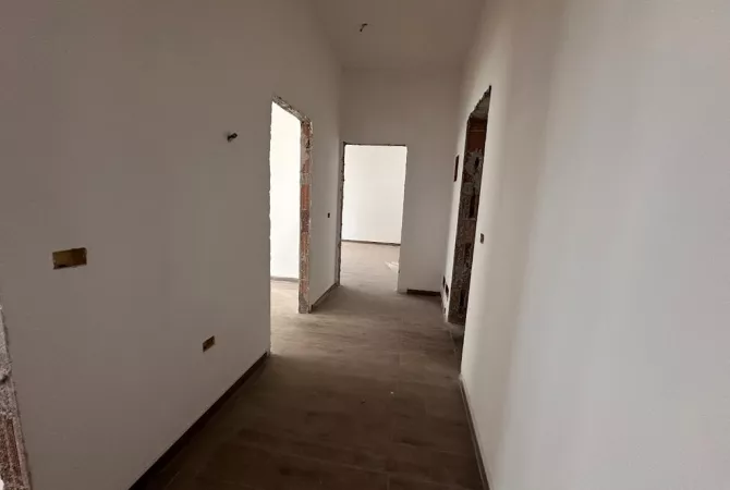 Shtepi ne shitje Apartament ne Tirane, 2+1, Mobilimi Bosh, pa mobiluar, Pagesa 270,300  Euro.