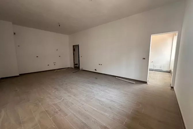 Shtepi ne shitje Apartament ne Tirane, 2+1, Mobilimi Bosh, pa mobiluar, Pagesa 270,300  Euro.
