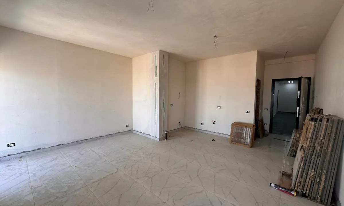 Shtepi ne shitje Apartament ne Tirane, Garsoniere, Mobilimi Bosh, pa mobiluar, Pagesa 82,128  Euro.