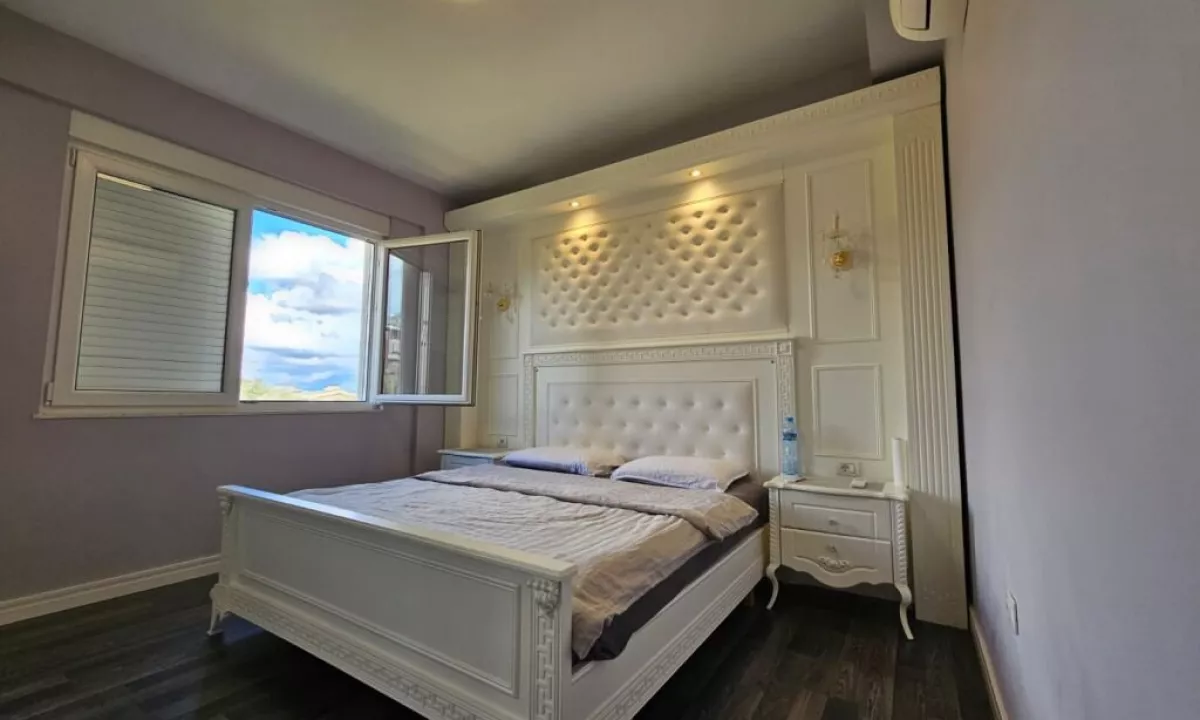 Shtepi ne shitje Apartament ne Tirane, 3+1, Mobilimi E mobiluar, Pagesa 280,000  Euro.