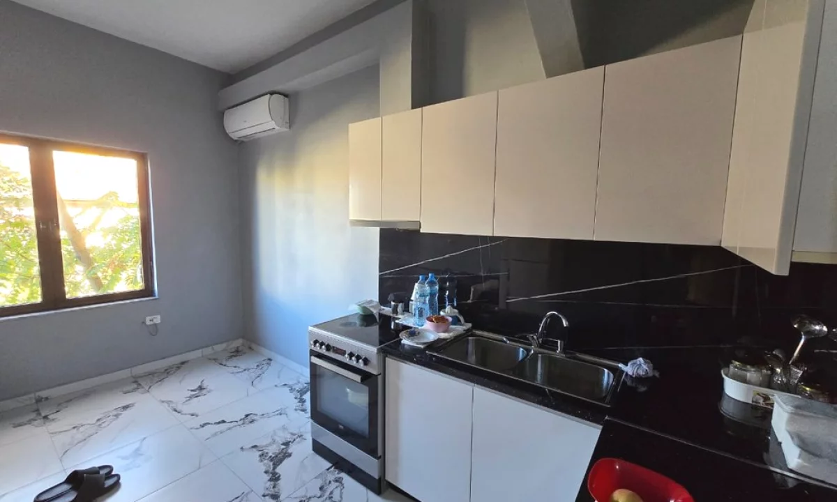 Shtepi ne shitje Apartament ne Tirane, 1+1, Mobilimi E mobiluar, Pagesa 120,000  Euro.