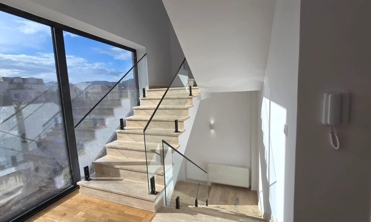 Shtepi me qera Vila Luksoze ne Tirane, 4+1, Mobilimi E mobiluar, Pagesa 4,000  Euro.