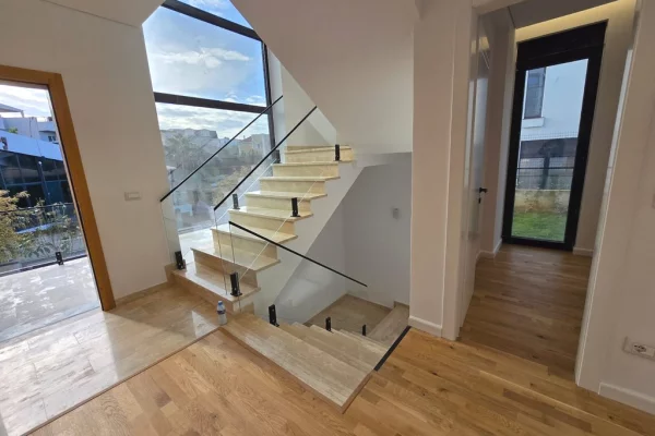 Shtepi me qera Vila Luksoze ne Tirane, 4+1, Mobilimi E mobiluar, Pagesa 4,000  Euro.