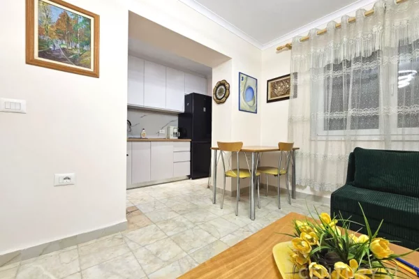 Shtepi me qera Apartament ne Tirane, 3+1, Mobilimi E mobiluar, Pagesa 650  Euro.