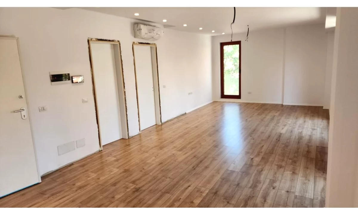 Shtepi me qera Apartament ne Tirane, 1+1, Mobilimi Bosh, pa mobiluar, Pagesa 1,300  Euro.