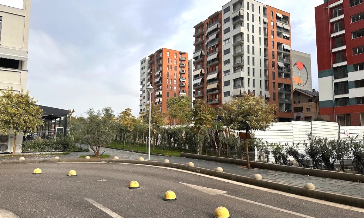 JEPET ME QIRA AMBIENT KOMERCIAL PER ZYRA APO AKTIVITET BIZNESI TEK KOMPLEKSI ASL/PEDIATRIA !