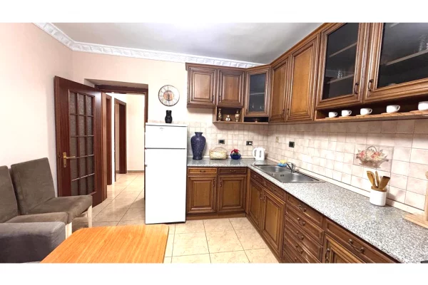 Shtepi me qera Apartament ne Tirane, 2+1, Mobilimi E mobiluar, Pagesa 650  Euro.