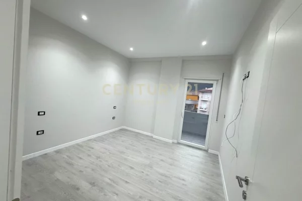 Shtepi me qera Apartament ne Tirane, 2+1, Mobilimi Bosh, pa mobiluar, Pagesa 450  Euro.