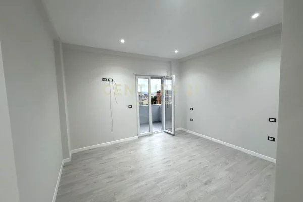 Shtepi me qera Apartament ne Tirane, 2+1, Mobilimi Bosh, pa mobiluar, Pagesa 450  Euro.