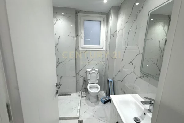 Shtepi me qera Apartament ne Tirane, 2+1, Mobilimi Bosh, pa mobiluar, Pagesa 450  Euro.