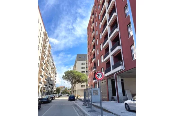 Shtepi ne shitje Apartament ne Tirane, 2+1, Mobilimi Bosh, pa mobiluar, Pagesa 180,200  Euro.