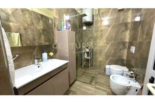 Shtepi ne shitje Apartament ne Tirane, 2+1, Mobilimi E mobiluar, Pagesa 200,000  Euro.