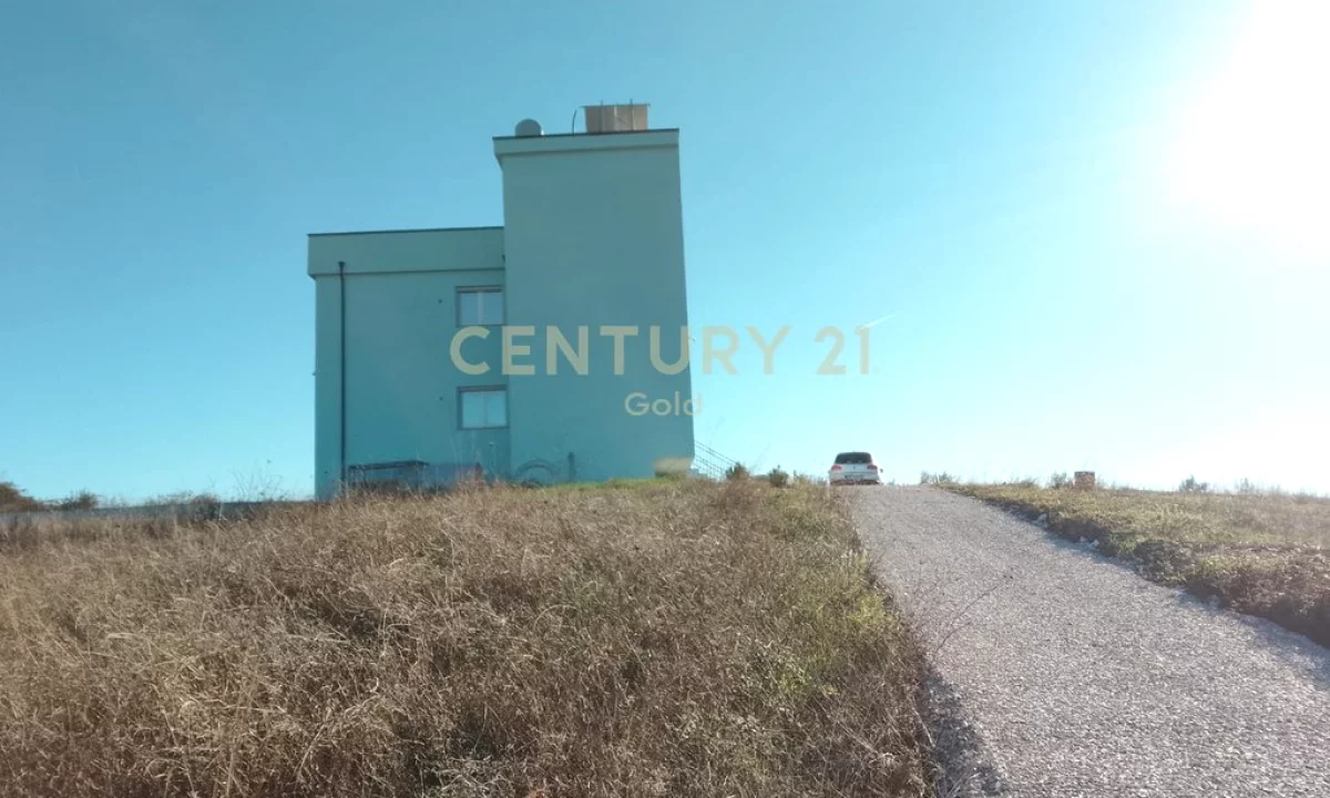 Shitet ndertese 2 kateshe me 5300 m2 toke tek Gjiri i Lalzit.