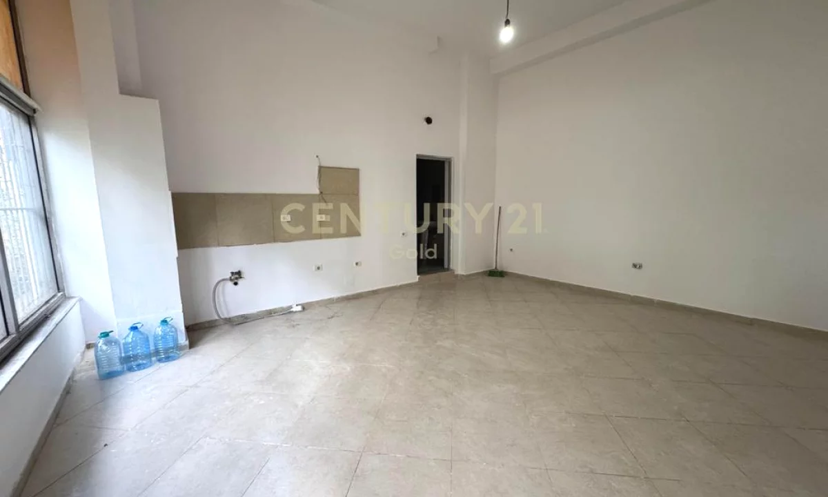 Mundesi Investimi – Ambient Komercial ne Shitje 📍 Vila L, Astir
