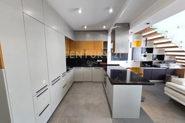 Shtepi me qera Vila Luksoze ne Tirane, 2+1, Mobilimi E mobiluar, Pagesa 2,200  Euro.