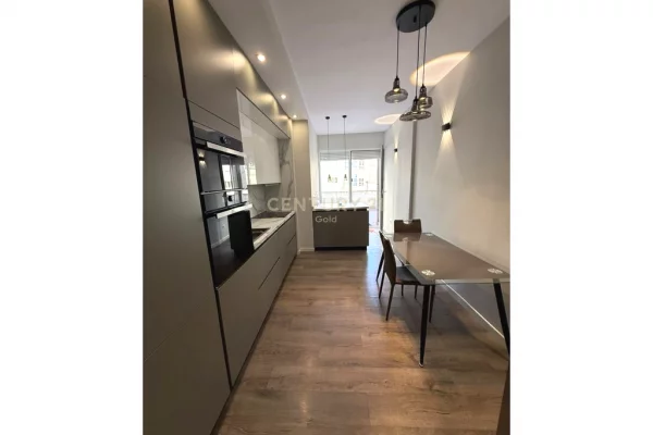 Shtepi me qera Apartament ne Tirane, 2+1, Mobilimi E mobiluar, Pagesa 700  Euro.