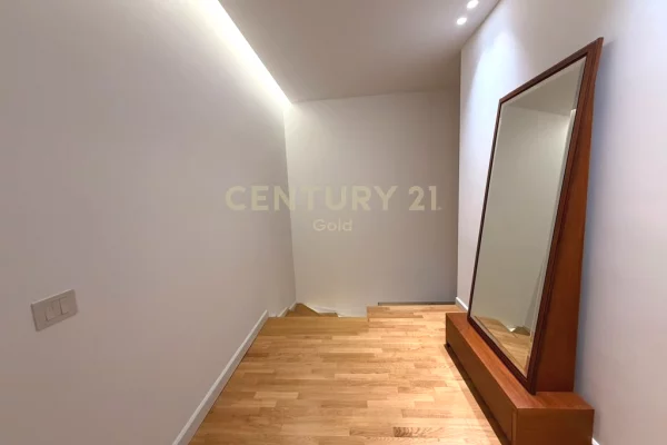 Shtepi ne shitje Vila Luksoze ne Tirane, 3+1, Mobilimi E mobiluar, Pagesa 1,600,000  Euro.