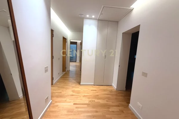 Shtepi ne shitje Vila Luksoze ne Tirane, 3+1, Mobilimi E mobiluar, Pagesa 1,600,000  Euro.