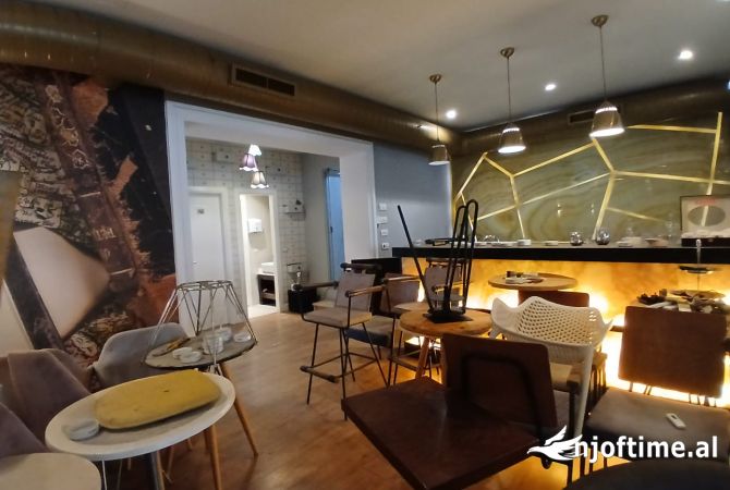 Ambiente Commerciale in Affitto 2+1 a Tirana - 3,200 Euro