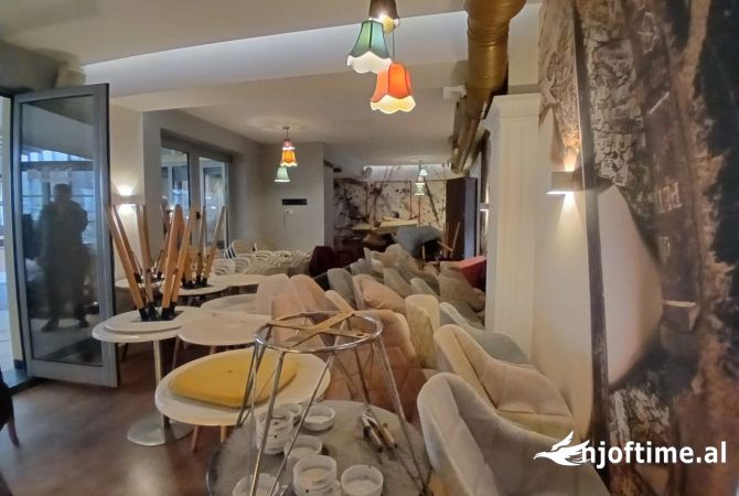 Ambiente Commerciale in Affitto 2+1 a Tirana - 3,200 Euro