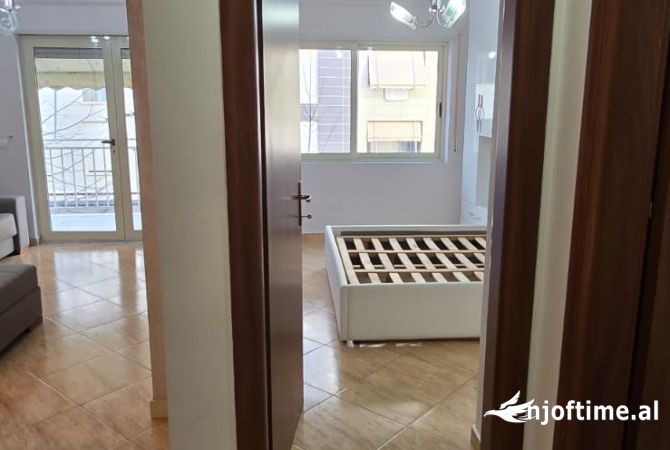 Shtepi ne shitje Apartament ne Tirane, 1+1, Mobilimi E mobiluar, Pagesa 135,000  Euro.