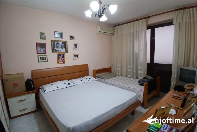 Shitet Apartament 1+1 