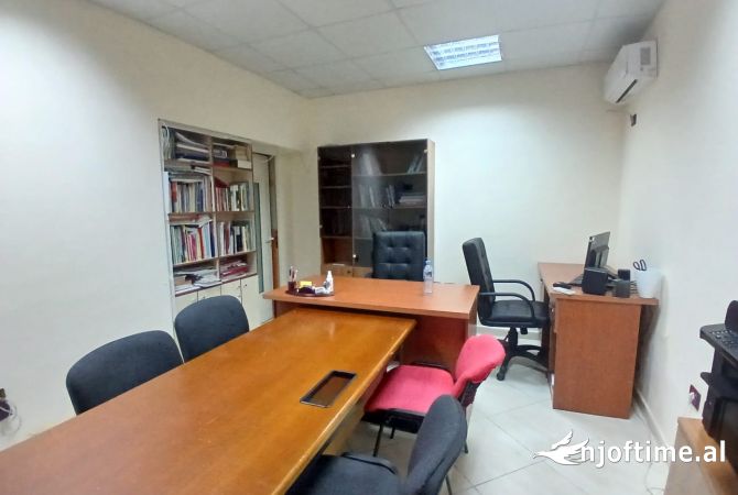 Ambiente Commerciale in Affitto 1+1 a Tirana - 30,000 Leke