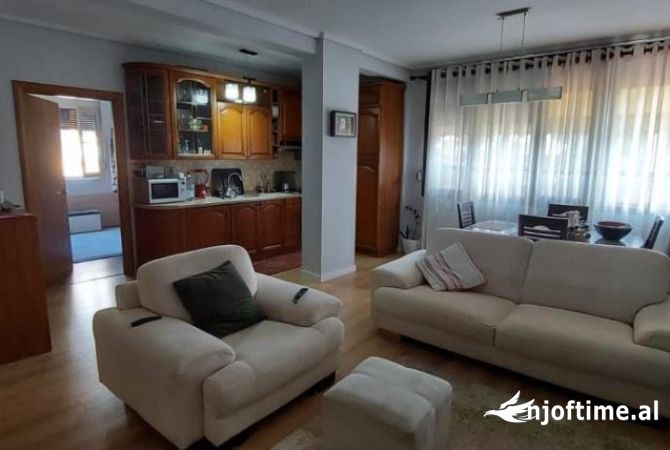 Shtepi me qera Apartament ne Tirane, 2+1, Mobilimi E mobiluar, Pagesa 650  Euro.