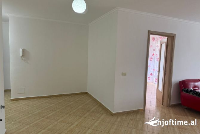Shtepi ne shitje Apartament ne Tirane, 1+1, Mobilimi Pjeserisht e mobiluar, Pagesa 92,000  Euro.
