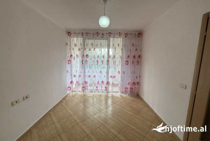 Shtepi ne shitje Apartament ne Tirane, 1+1, Mobilimi Pjeserisht e mobiluar, Pagesa 92,000  Euro.