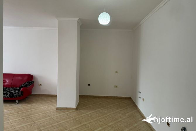 Shtepi ne shitje Apartament ne Tirane, 1+1, Mobilimi Pjeserisht e mobiluar, Pagesa 92,000  Euro.