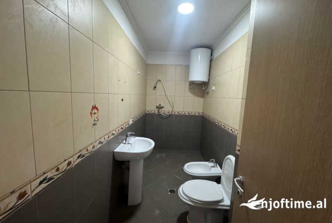 Shtepi ne shitje Apartament ne Tirane, 1+1, Mobilimi Pjeserisht e mobiluar, Pagesa 92,000  Euro.