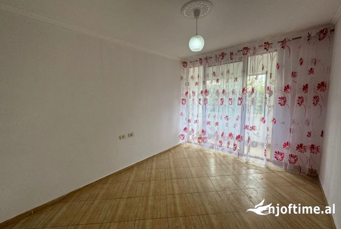 Shtepi ne shitje Apartament ne Tirane, 1+1, Mobilimi Pjeserisht e mobiluar, Pagesa 92,000  Euro.